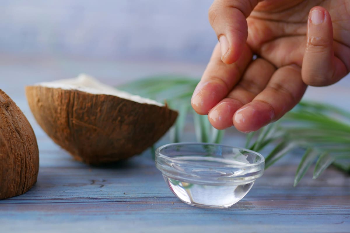 Aceite de coco, el elixir que promete un pelo sano, fuerte y sin resequedad: ¿cómo aplicarlo correctamente?