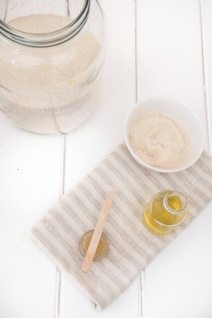 Aceite de coco y azúcar integral es todo lo que se necesita para este exfoliante de labios casero.