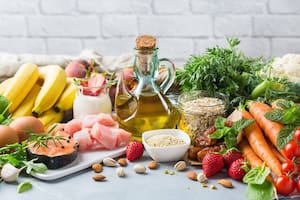Aceite de oliva, ajo, pescados, verduras, frutos secos, son los principales ingredientes de los platos típicos de los países del Mediterráneo