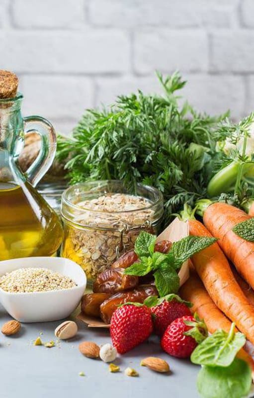 Aceite de oliva, ajo, pescados, verduras, frutos secos, son los principales ingredientes de los platos típicos de los países del Mediterráneo