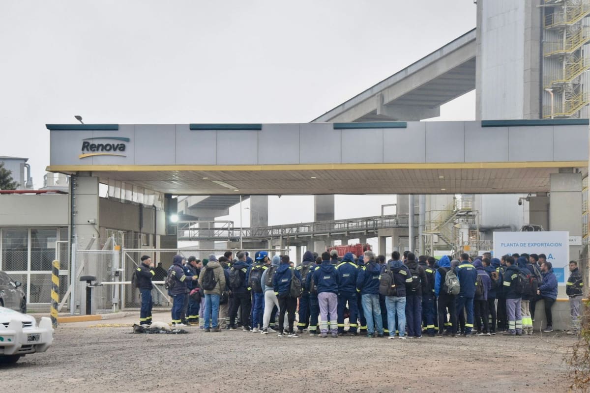 Aceiteros ayer en una planta industrial del Gran Rosario