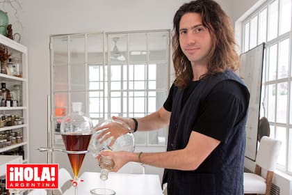 Aceites esenciales, infusiones y licores son algunos de los tantos productos que crea Justo Sánchez Elía.