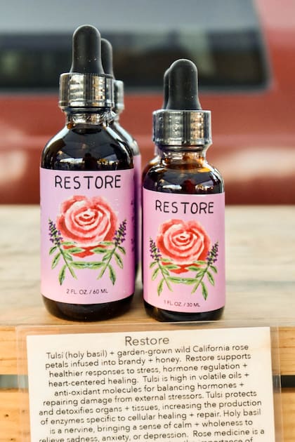 Aceites manufacturados a mano en el nuevo mercado comunitario.