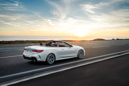 Acelera de 0 a 100 km/h en 4,9 segundos y alcanza una velocidad máxima de 250 km/h