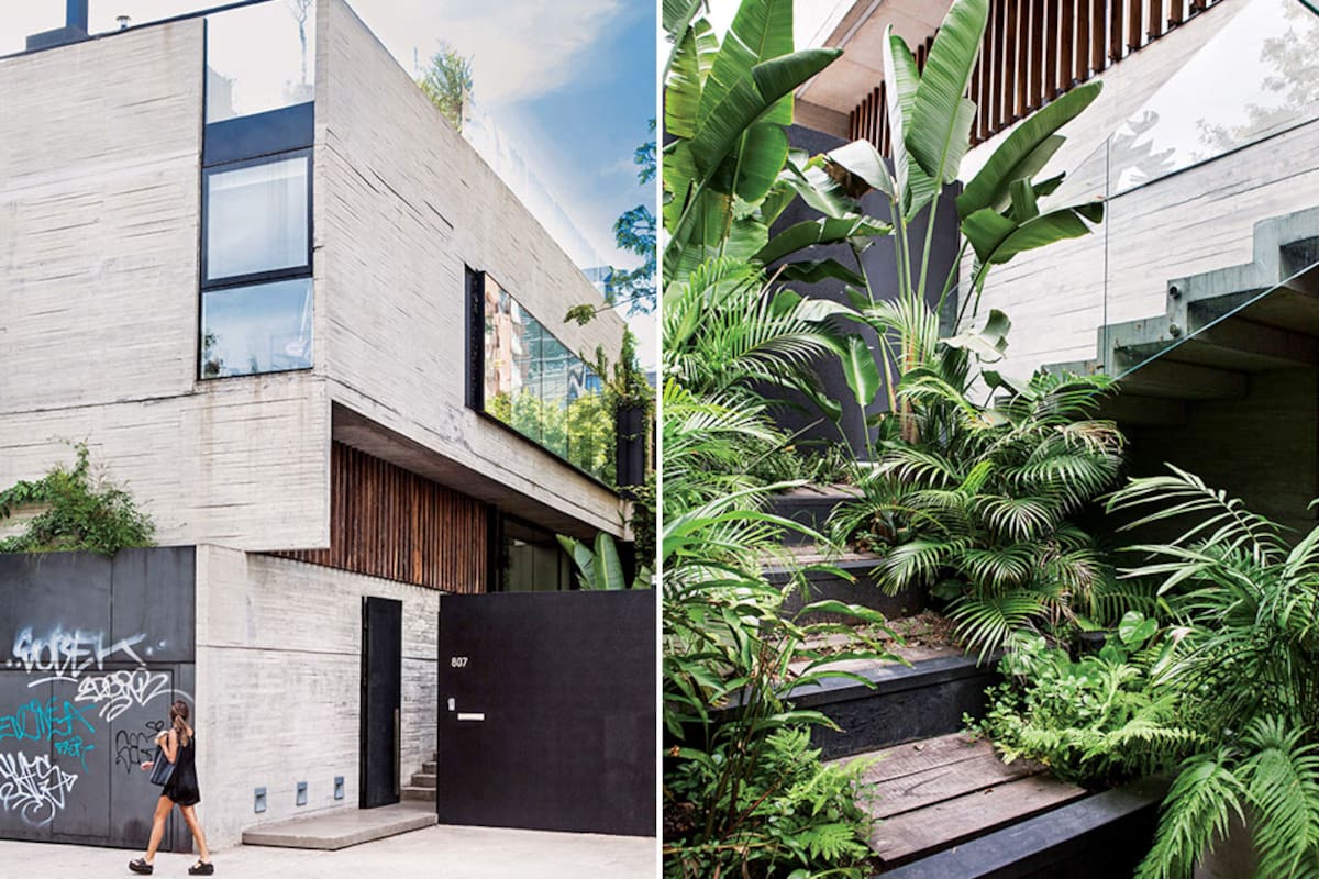 Acero y hormigón definen la vista exterior en un juego de colores y texturas que destaca los distintos planos de la fachada. El vidrio superior contiene la pileta en la terraza. El ingreso es ascendente, a través de la escalera acompañada por el paisajismo de Ignacio Montes de Oca