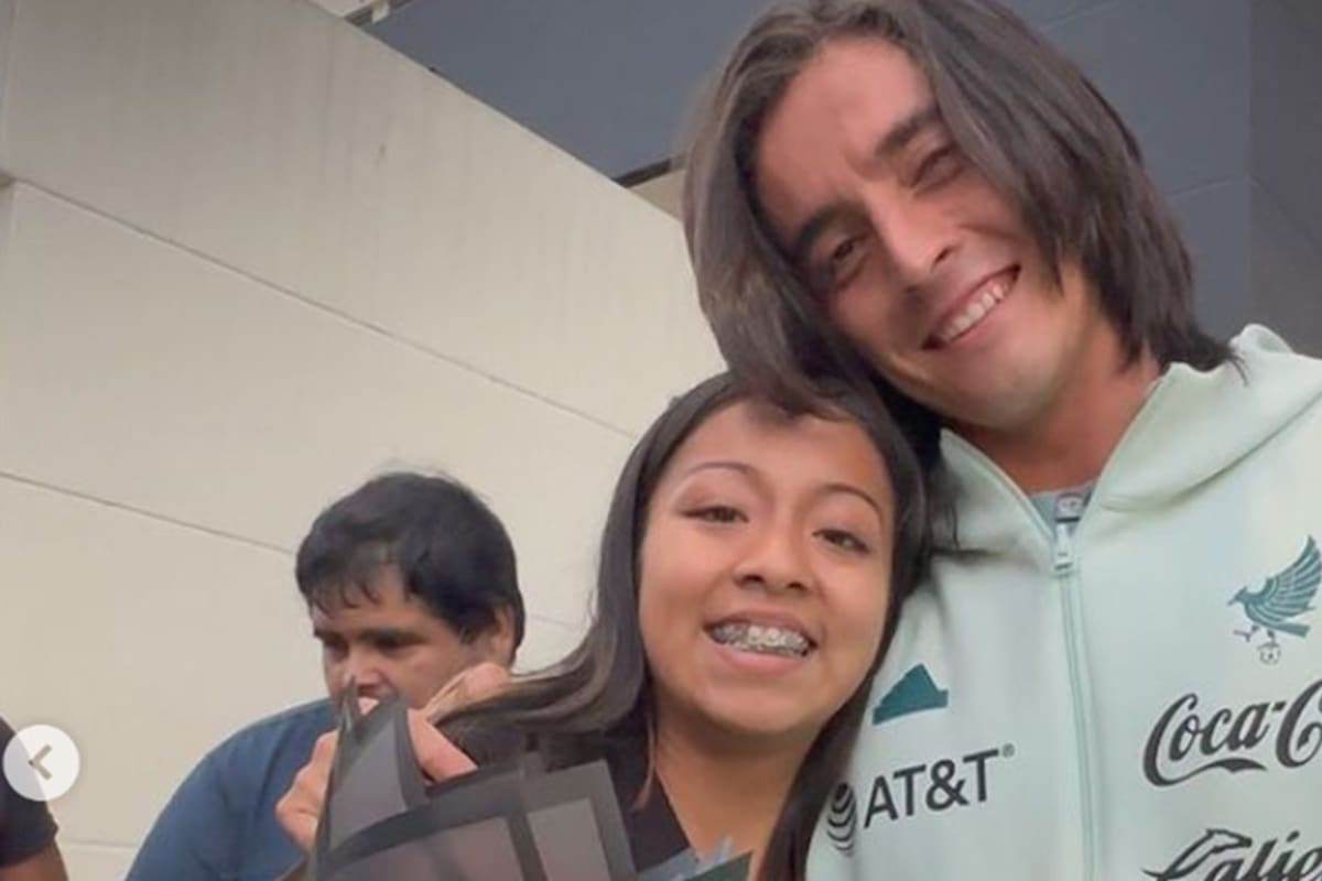 Acevedo le cumplió el sueño a su joven fan. no dudó en sacarse fotos, firmar su playera y regalarle entradas para ver al Tri
