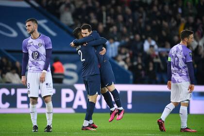 Achraf Hakimi celebra con Lionel Messi en un partido de PSG
