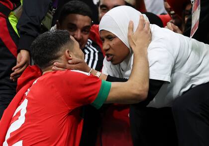 Achraf Hakimi fue directamente a su madre para celebrar la histórica victoria de Marruecos.