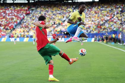 Achraf Hakimi patea ante la marca de Vinicius Jr durante el partido entre Marruecos y Brasil