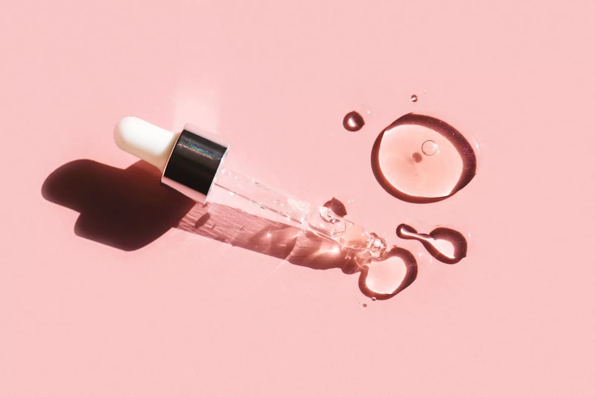 Ácido hialurónico, uno de los productos que usan los chicos en su rutina de skincare