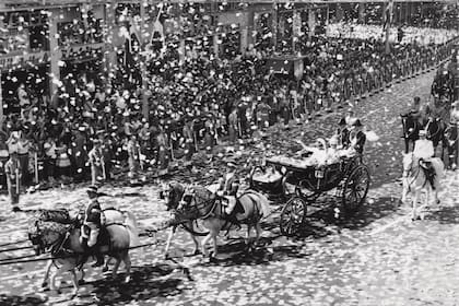 Aclamada por el pueblo griego, la flamante pareja recorre, el 18 de septiembre de 1964, las calles en una carroza.
