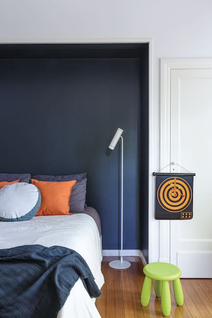 Acolchado natural y almohadones en tussor naranja (Mercedes Segura). Lámpara de pie (Imdi). Banquitos y alfombra (Ikea).