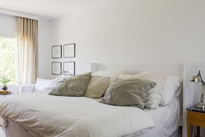Acolchados y fundas (Hands Off!). Respaldo con orejas tapizado en tussor (Angelina Linen & Deco). Almohadones (Sol Palou). Mesas de luz (Ximena Piñero Pacheco). Lámparas de mesa (Ikea).