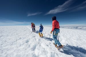 Un robot humanoide escaló la montaña más alta de Ecuador y busca subir el Everest