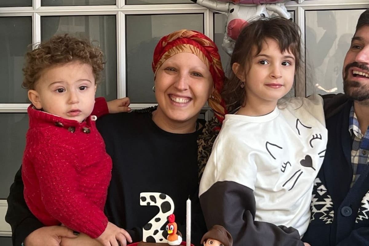Acompañada del amor de su esposo y sus hijos: Emma y Pedro.