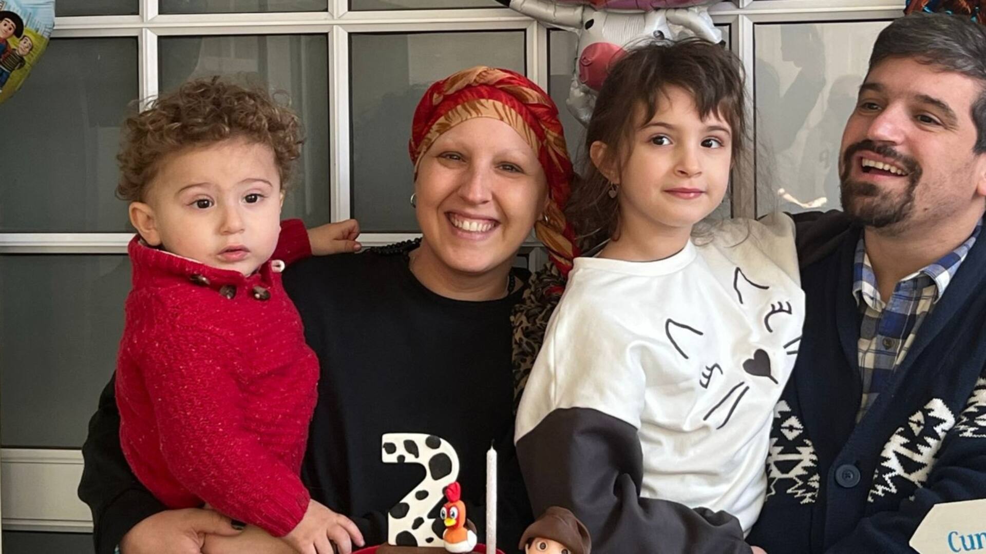 Acompañada del amor de su esposo y sus hijos: Emma y Pedro.