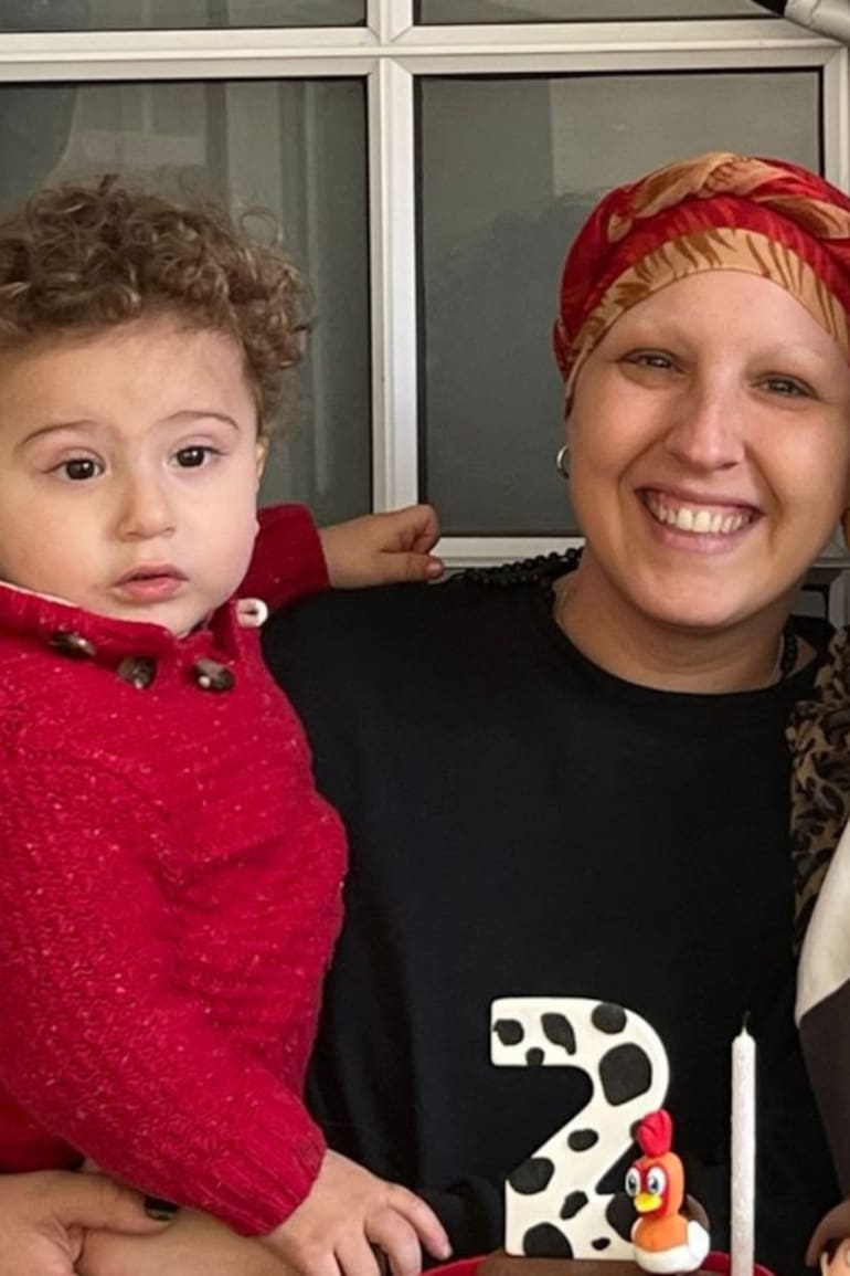 Acompañada del amor de su esposo y sus hijos: Emma y Pedro.