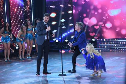 Acompañada por CAE, la actriz volvió a jugar a ser la rockstar del certamen