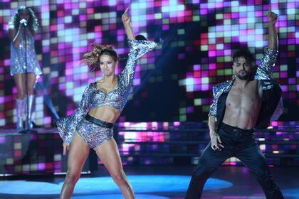 Acompañada por Facu Mazzei, la actriz danzó al son de la música disco con Natalie Pérez como cantante invitada