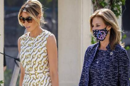 Acompañada por la supervisora de elecciones del condado de Palm Beach, Melania Trump fue a votar sin tapabocas