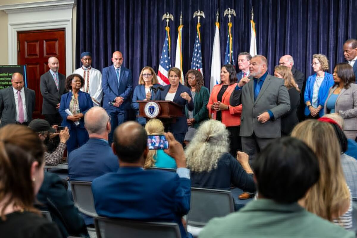 Acompañada por miembros de su gobierno, así como representantes de organizaciones humanitarias, la gobernadora Maura T. Healey pidió apoyo del gobierno federal
