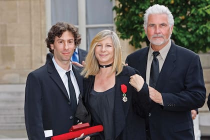 Acompañada por su hijo Jason Gould y por su segundo marido, James Brolin, posa en el Palacio del Elíseo, en París, después de la ceremonia en la que la distinguieron con la Legión de Honor de Francia, en 2007.