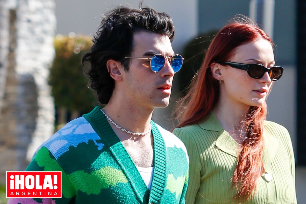 Acompañada por su marido, Sophie elige el silencio mientras se prepara para el estreno de una nueva serie.