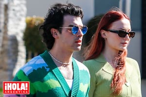 Acompañada por su marido, Sophie elige el silencio mientras se prepara para el estreno de una nueva serie.