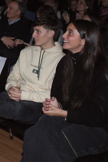 Acompañada por su novio, Azul lo aplaudió desde la primera fila.
