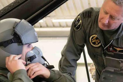 Acompañada por un piloto, la hija mayor de los reyes Guillermo Alejandro y Máxima realizó un vuelo de entrenamiento en un F-16.
