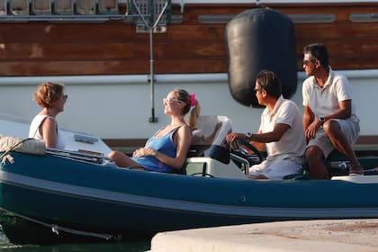 Acompañada por una amiga y dos miembros de la tripulación, la nuera de Carolina de Mónaco dejó el yate por un rato para ir de shopping a Saint-Tropez