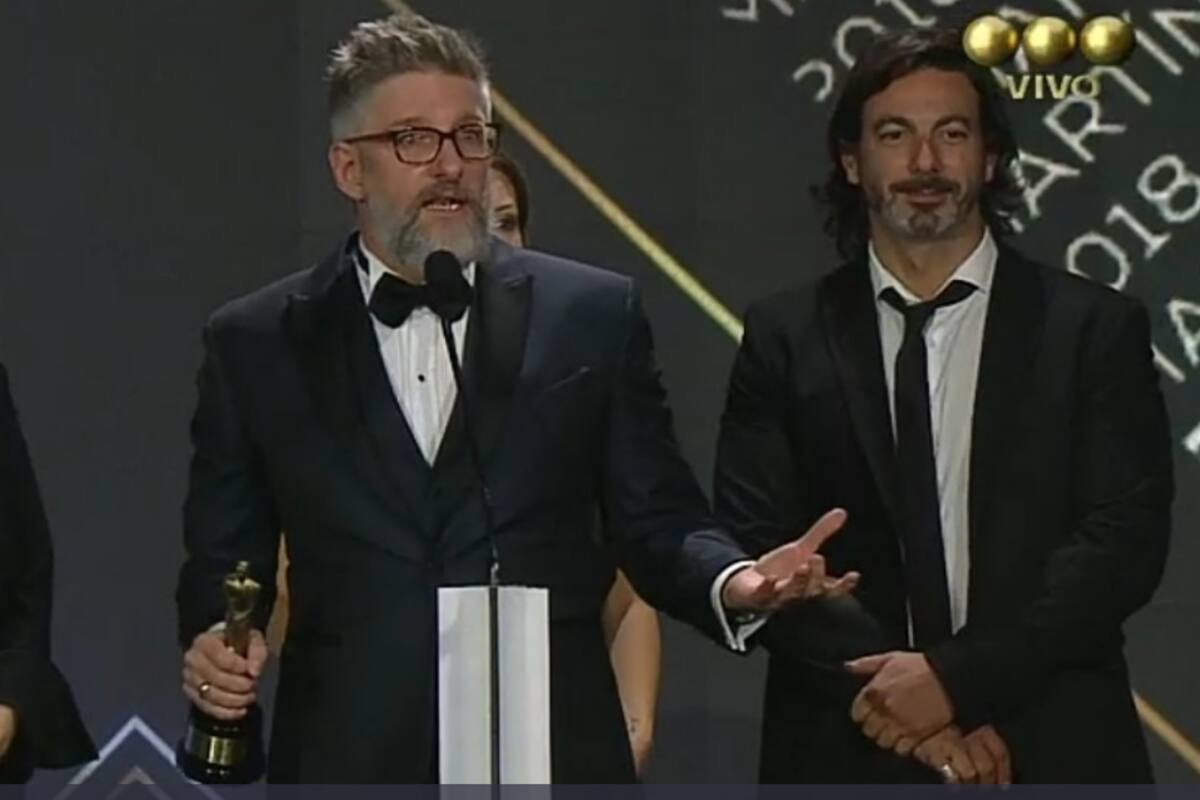 Acompañado de su equipo de producción, Luis Novaresio recibió el Martín Fierro por su ciclo Debo Decir en el rubro Mejor Programa Periodístico.