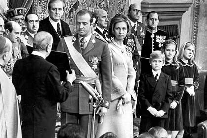 Acompañado de su esposa y de sus tres hijos, el 22 de noviembre de 1975, Juan Carlos es proclamado rey de España