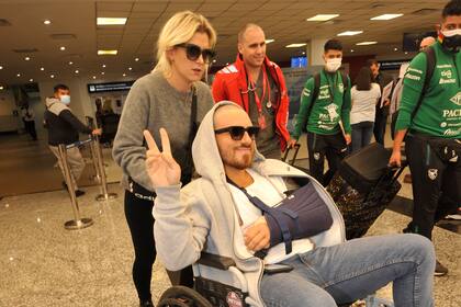 Acompañado de su novia, Fede Bal volvió al país luego del grave accidente que tuvo en Brasil