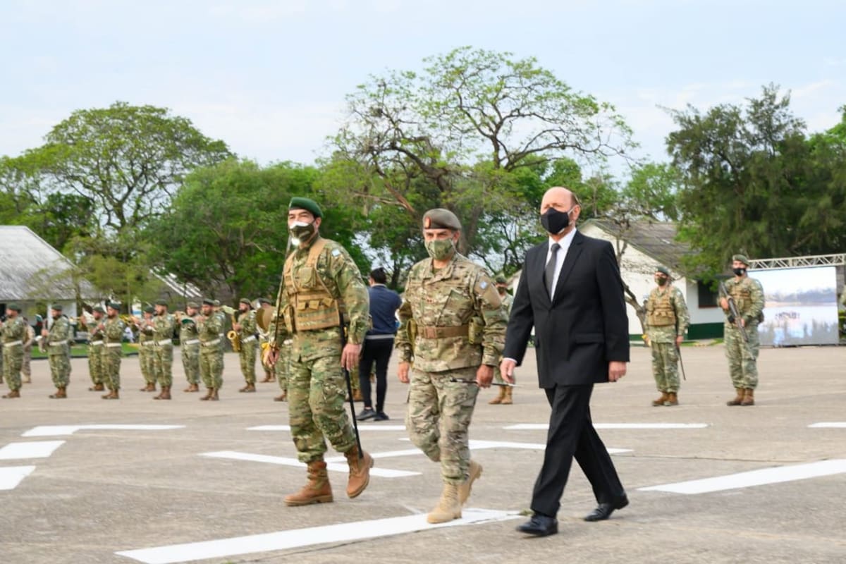 Acompañado por jefes militares, el gobernador Gildo Insfrán celebró junto con el Ejército el Día del Héroe Formoseño