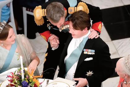 Acompañado por la princesa Ingrid de Noruega, Christian intercambia impresiones sobre la gran noche con su padre, el príncipe Federico.