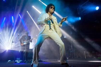 Acompañado por los Santos Inocentes, el artista zaragozano presentó un disco que, aunque desde su nombre parece apuntar al futuro, es puro conflicto con el presente