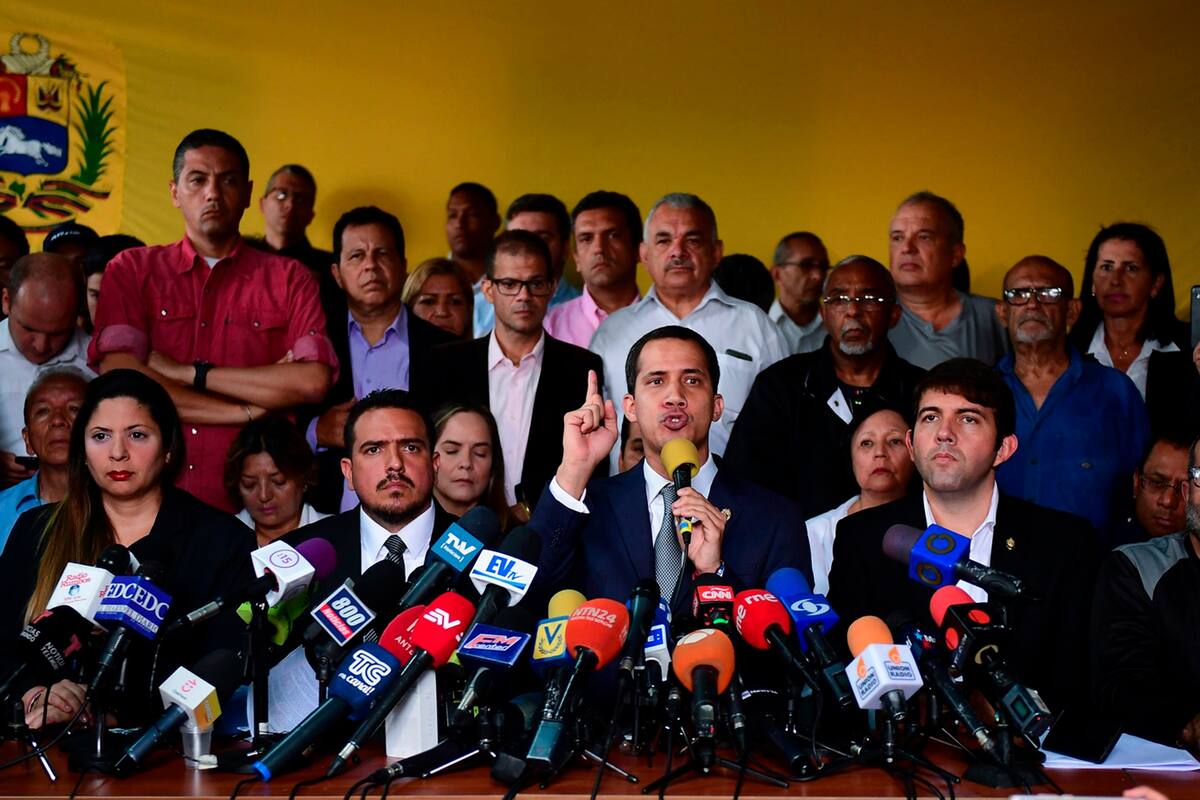 Acompañado por miembros de su partido, Guaidó dio ayer una conferencia de prensa en Caracas