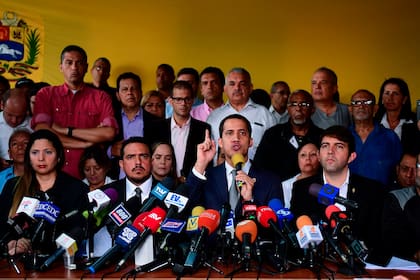 Acompañado por miembros de su partido, Guaidó dio ayer una conferencia de prensa en Caracas