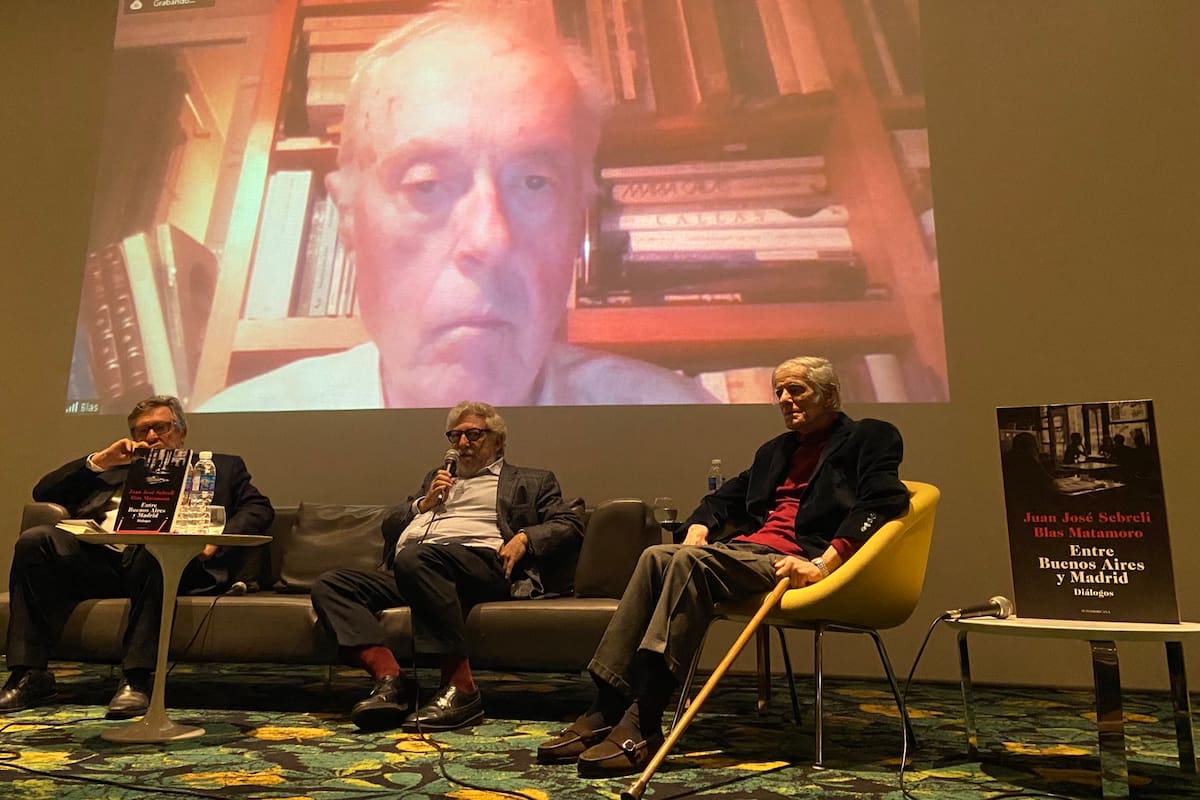 Acompañado por Miguel Wiñazki y Marcelo Gioffré, el escritor Juan José Sebreli presentó ayer en la Asociación Amigos del Museo de Bellas Artes el libro que escribió a cuatro manos con Blas Matamoro, conectado desde Madrid en la pantalla