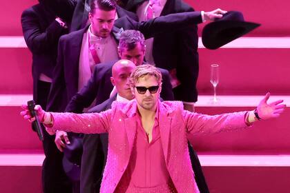 Acompañado por un cuerpo de baile vestido de negro y con camisas con detalles en rosa, Gosling y su compañero de elenco, Simu Liu, protagonizaron el tercer número musical de la ceremonia