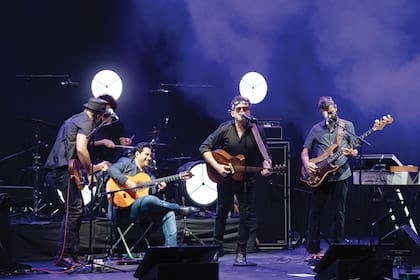 Acompañado por una gran banda, que incluyó al guitarrista flamenco El Niño Josele, Calamaro arrancó la noche con “Cuando no estás”, “A los ojos” y “Verdades afiladas”,