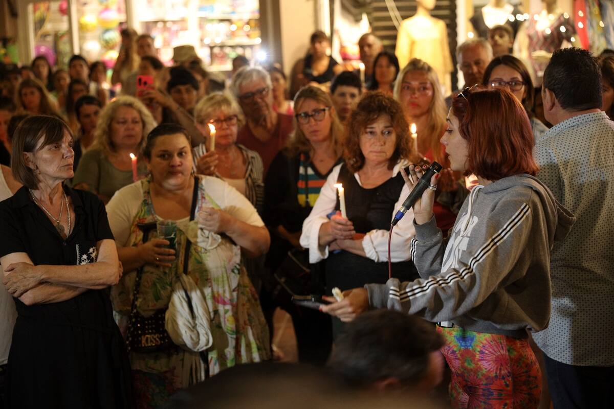 Acompañados de vecinos y turistas, familiares y amigos de Báez Sosa, pidieron justicia frente al boliche Le Brique