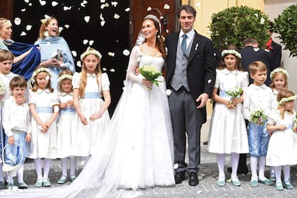 Acompañados por las damitas de honor y los pajes, los novios posan a la salida de la iglesia. Una imagen histórica del príncipe Heinrich de Baviera, el hijo del príncipe Rupprecht, sirvió como inspiración para confeccionar los trajes de los pajes, en blanco y celeste, que son los colores de Baviera.