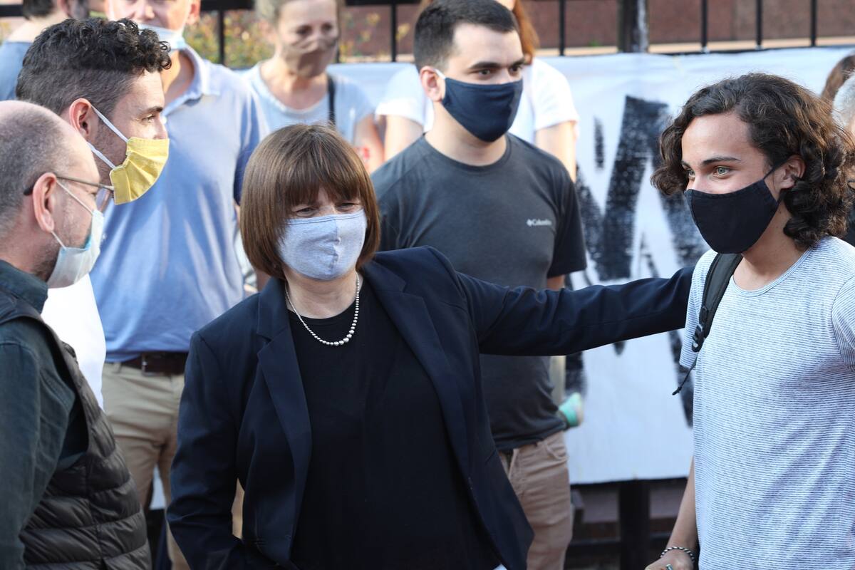 Acompañanado una protesta de alumnos pidiendo la reapertura de las clases, frente al palacio Pizzurno