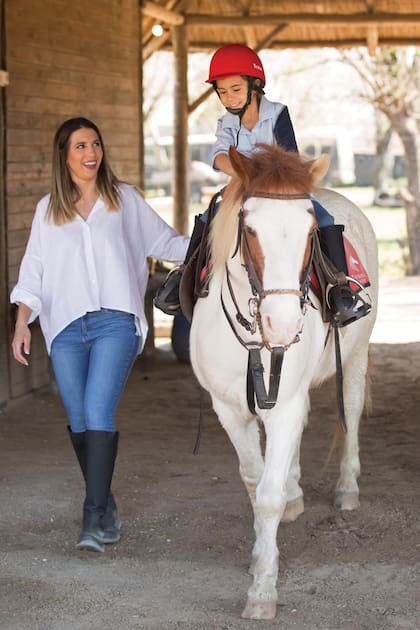 Acompañando a Francesca, la menor. Al igual que Cinthia, sus hijas heredaron su gran destreza física. “Hacen equitación, gimnasia artística y van a natación desde los cinco meses. Al año y medio ya nadaban, que me da mucha tranquilidad porque tengo casa con pileta”, explica