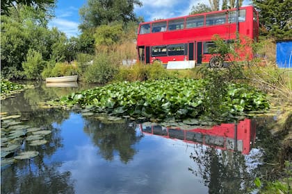 Acondicionaron un bus de doble piso como vivienda y lo instalaron en el terreno de la familia en Essex, Inglaterra
@doubledeckerhome