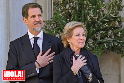 Acongojados, Pablo de Grecia --a partir de ahora jefe de la familia real griega--, y su madre, Ana María, viuda de Constantino II.