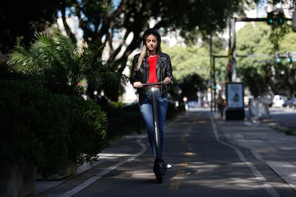 Aconsejan prestar atención adelante y mirando hacia el piso "porque un monopatín no te perdona los pozos".