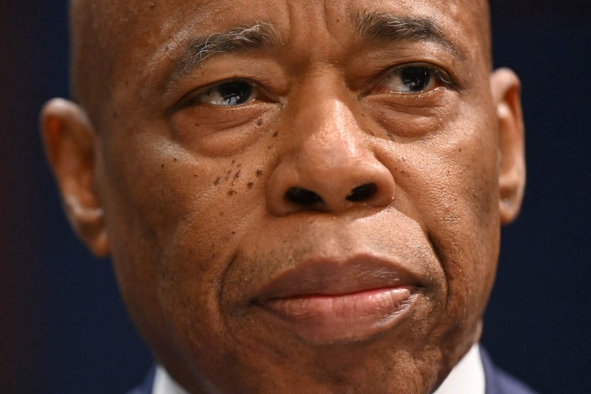 Acorralado por las encuestas y las investigaciones, Eric Adams confirmó que se presentará como independiente, fuera de las internas del Partido Demócrata